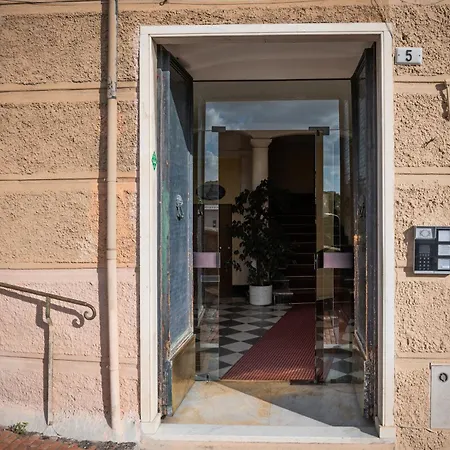 Accoglienti Stazione Piazza Principe - 5 Min Treni Crociere ゲストハウス 3*