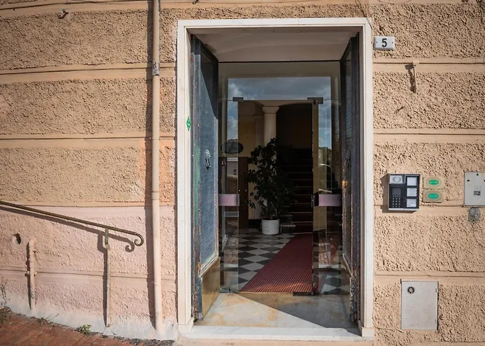 Accoglienti Stazione Piazza Principe - 5 Min Treni Crociere Πανσιόν 3*